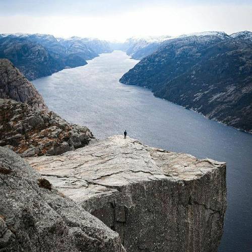 چشمامون بدون هم میشد کاسه ی خون همه زندگیمو میدادم واسه ی اون
